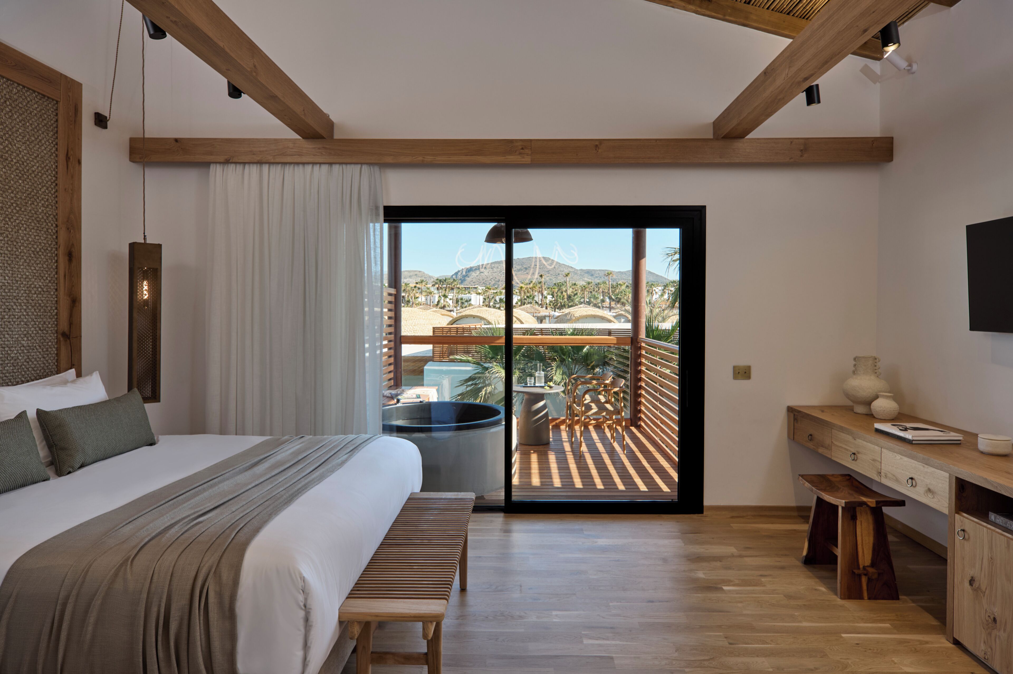 Swim up Maisonette | Minibar, in-room safe, desk, soundproofing