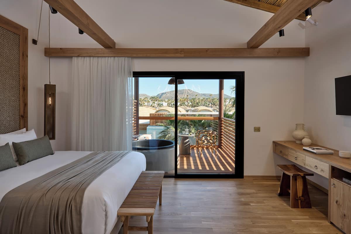 Swim up Maisonette | Minibar, in-room safe, desk, soundproofing