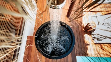 Bungalow Grand - bubbelbad (Over water) | Minibar, värdeförvaringsskåp på rummet, skrivbord och ljudisolering