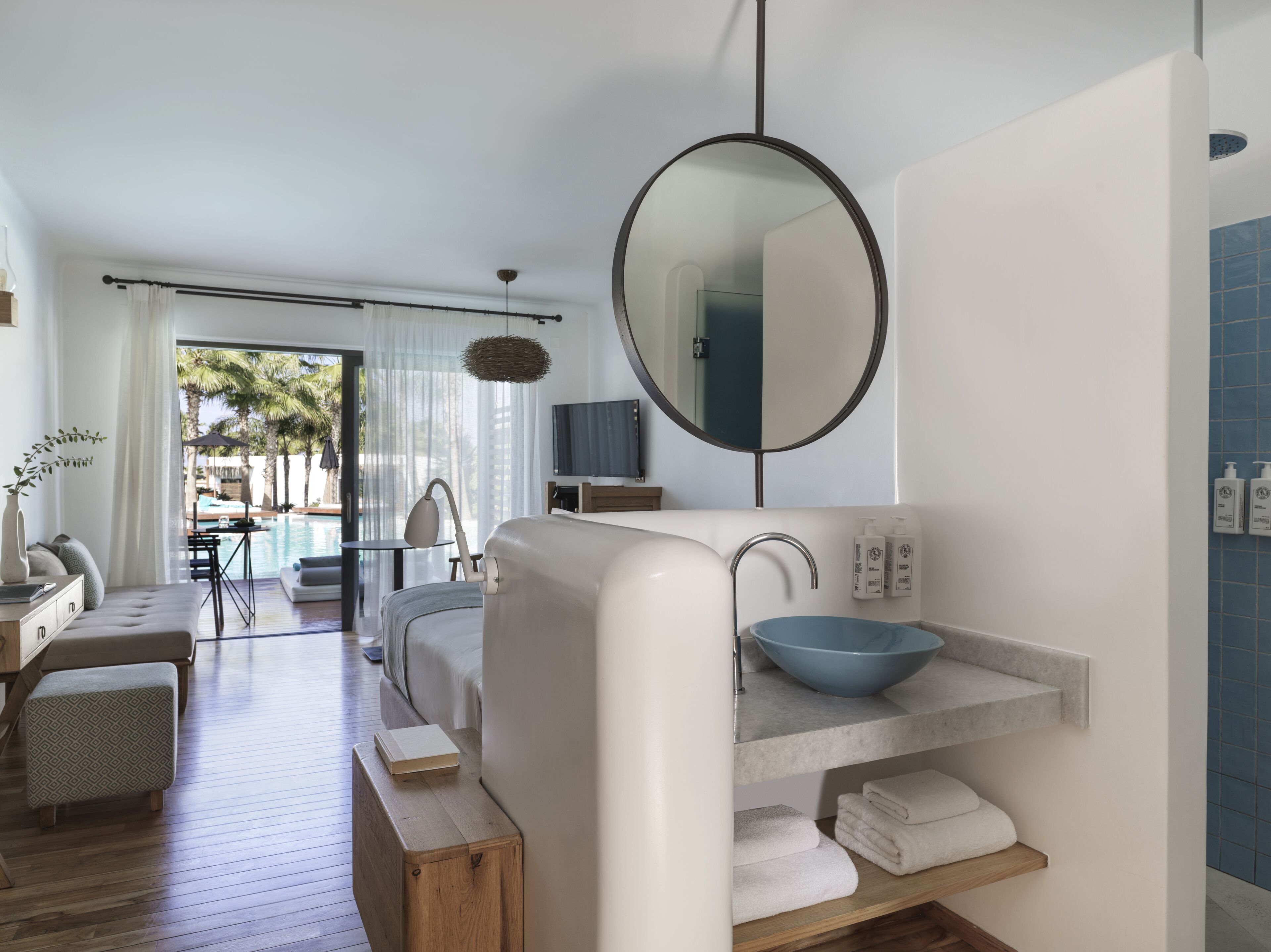Luxury Room Sharing Pool | Bathroom | Shower, free toiletries, hair dryer, bathrobes