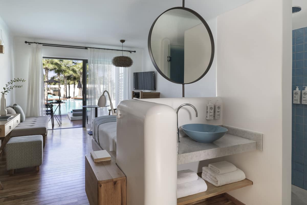 Luxury Room Sharing Pool | Bathroom | Shower, free toiletries, hair dryer, bathrobes