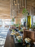 5 restaurantes; se sirve desayuno, almuerzo y cena; cocina internacional