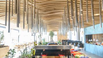 5 restaurants; breakfast, lunch and dinner served