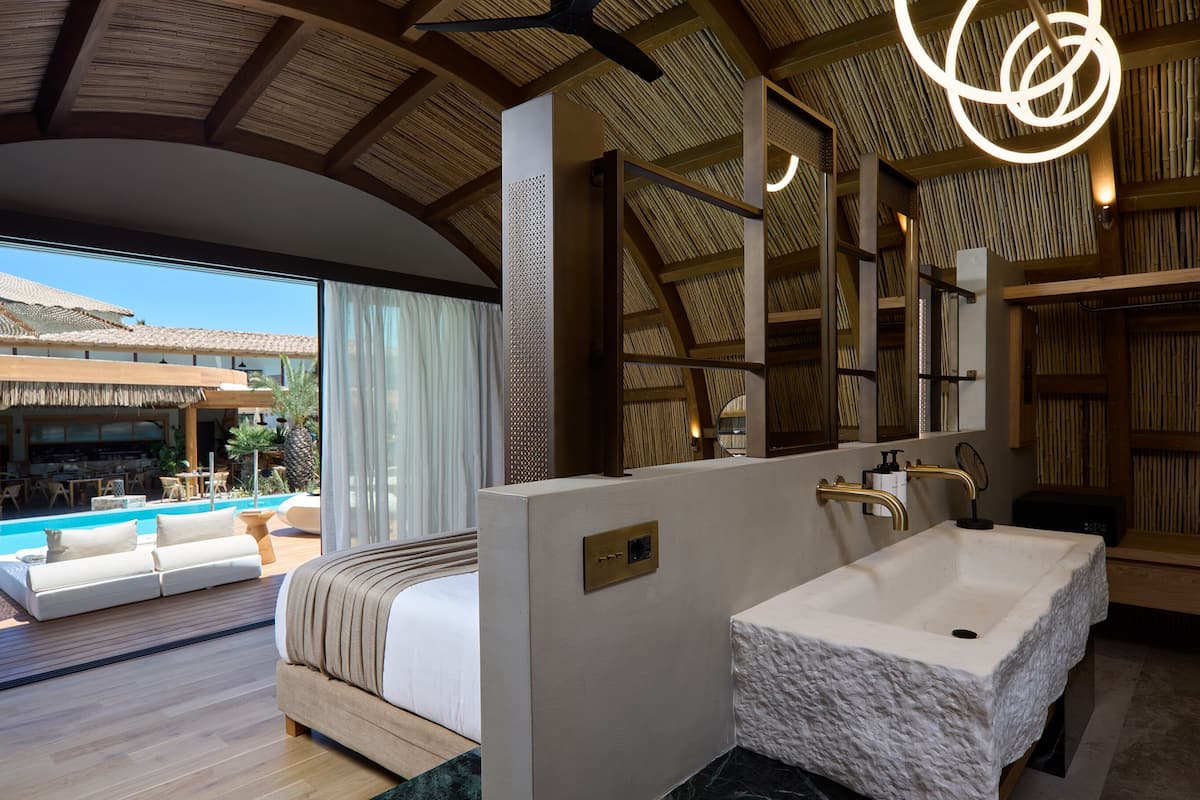 Overwater Nest | Minibar, in-room safe, desk, soundproofing