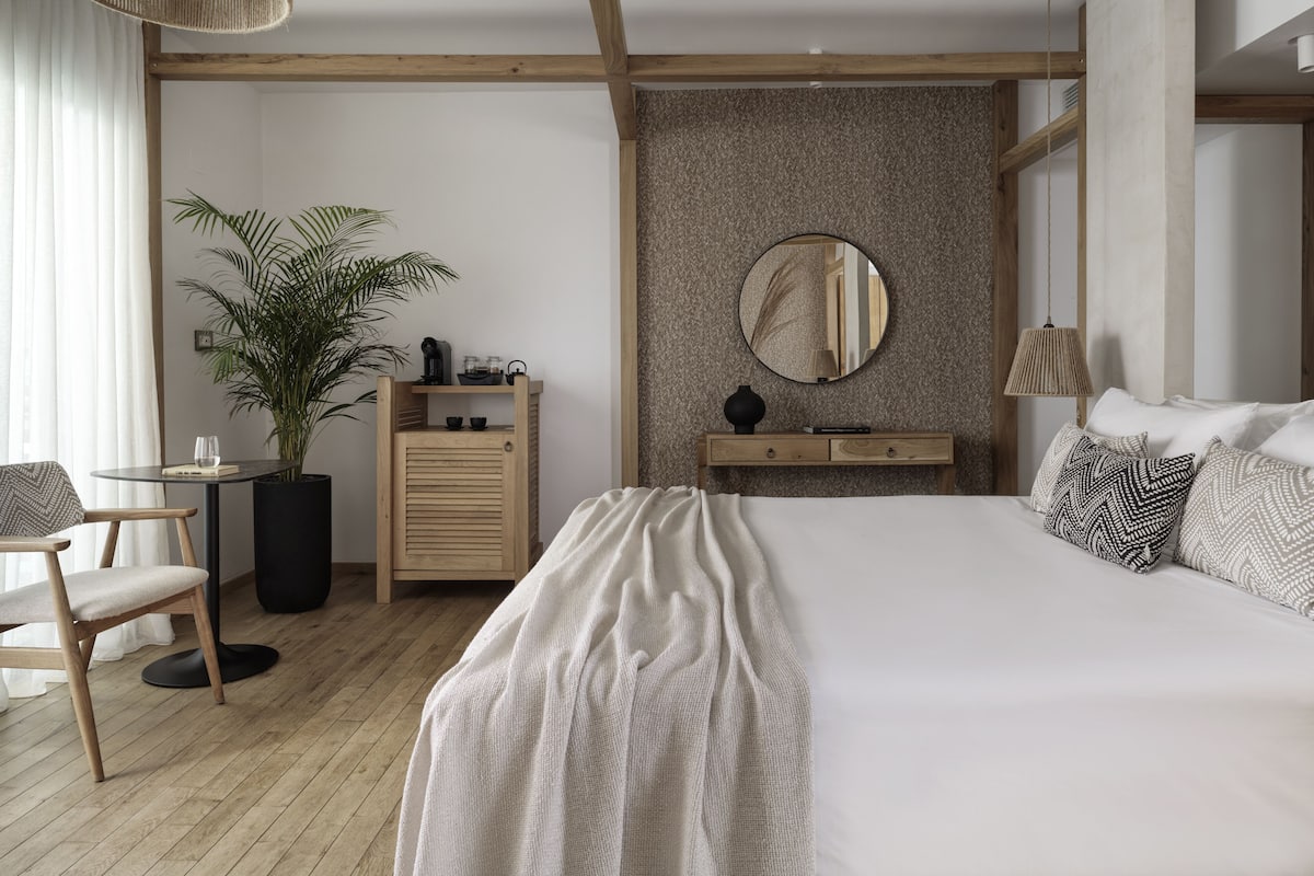 Minibar, in-room safe, desk, soundproofing