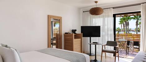 Minibar, caja de seguridad en la habitación y escritorio