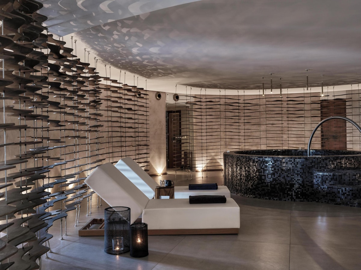 Sauna, hot tub, steam room, Turkish bath, body treatments, body wraps