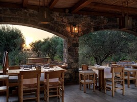 5 restaurantes; se sirve desayuno, almuerzo y cena; cocina internacional