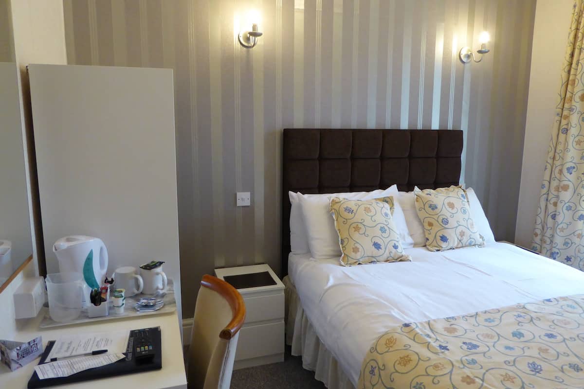 Double Room | WiFi (free), bed sheets
