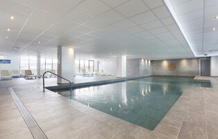 Una piscina cubierta