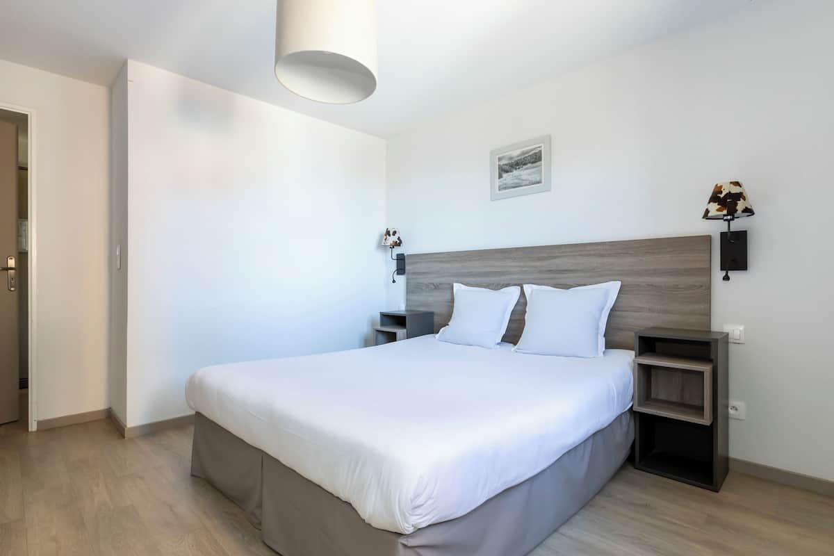 Sistema de insonorización, cunas gratuitas, wifi gratis y ropa de cama