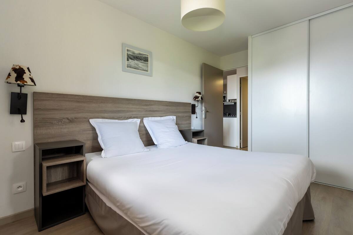 Sistema de insonorización, cunas gratuitas, wifi gratis y ropa de cama