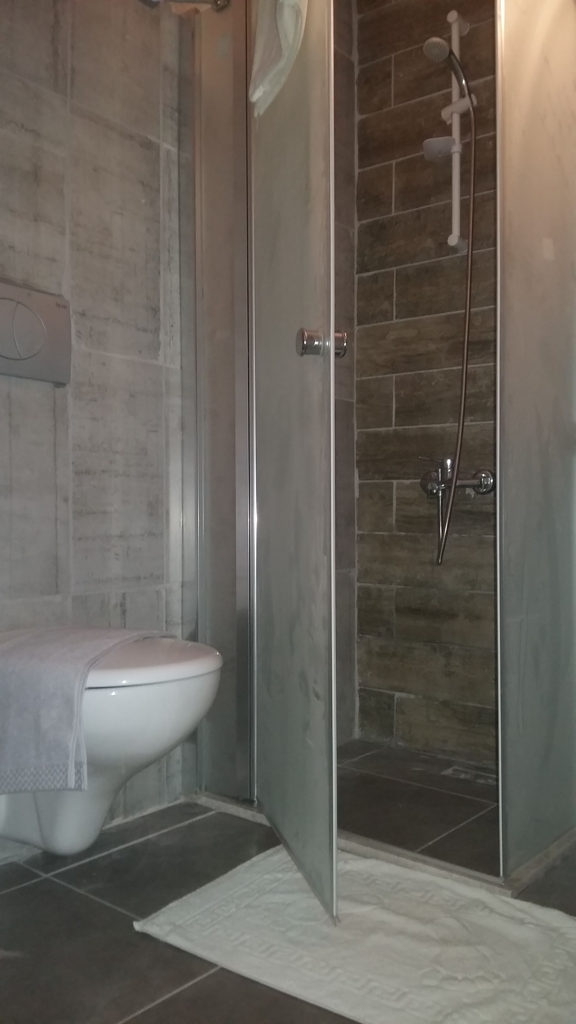 desk, laptop workspace, free wifi, bed sheets