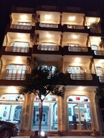 Konaklama yerinin ön cephesi - akşam/gece