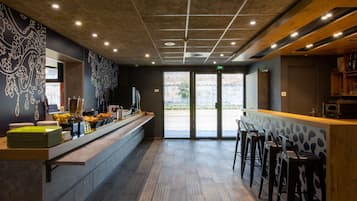 Dagelijks ontbijtbuffet (EUR 10.50 per persoon)