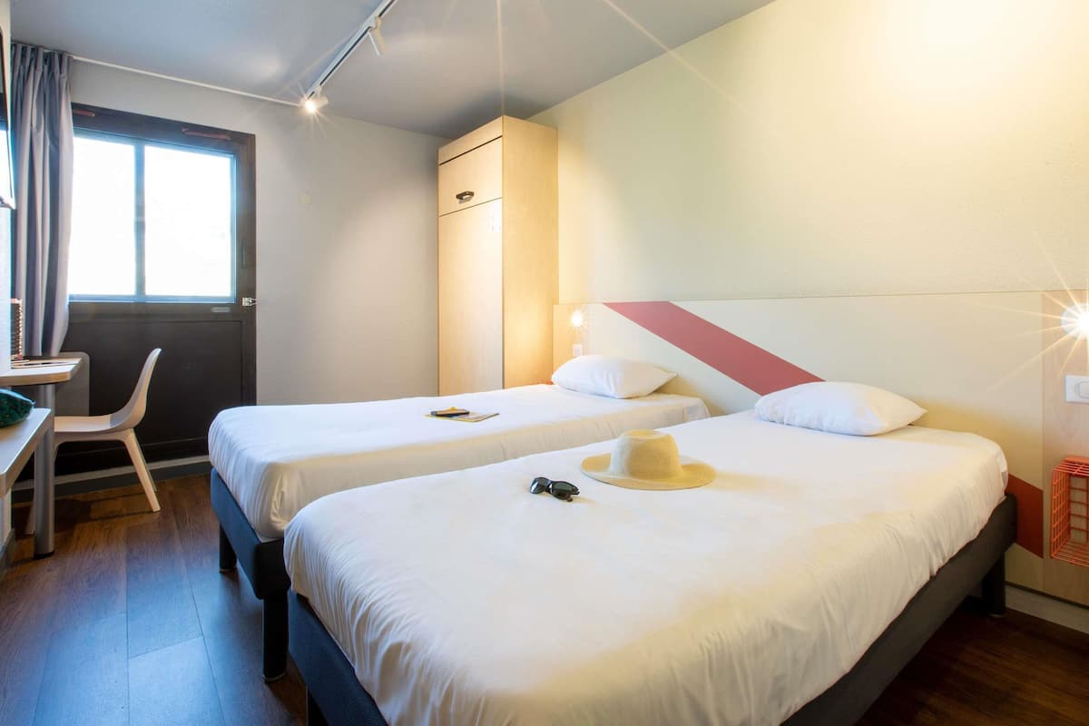 Desk, blackout drapes, soundproofing, cribs/infant beds