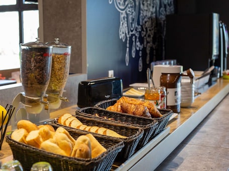 Colazione a buffet a pagamento, servita tutte le mattine . ibis budget Avignon Centre