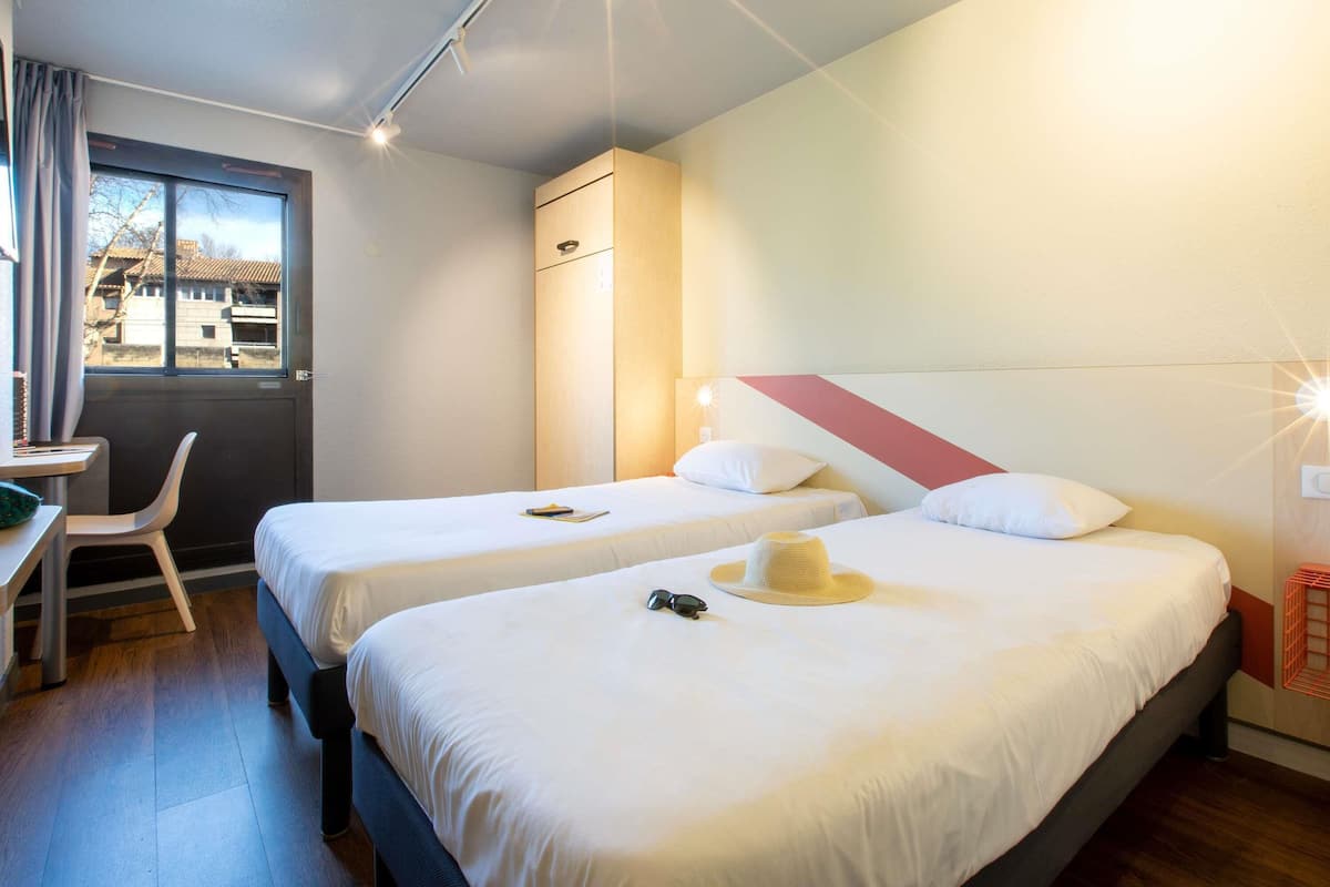 Triple Room, 3 Twin Beds | Desk, blackout drapes, soundproofing, cribs/infant beds