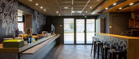 Frukostbuffé varje dag (EUR 8.50 per person)