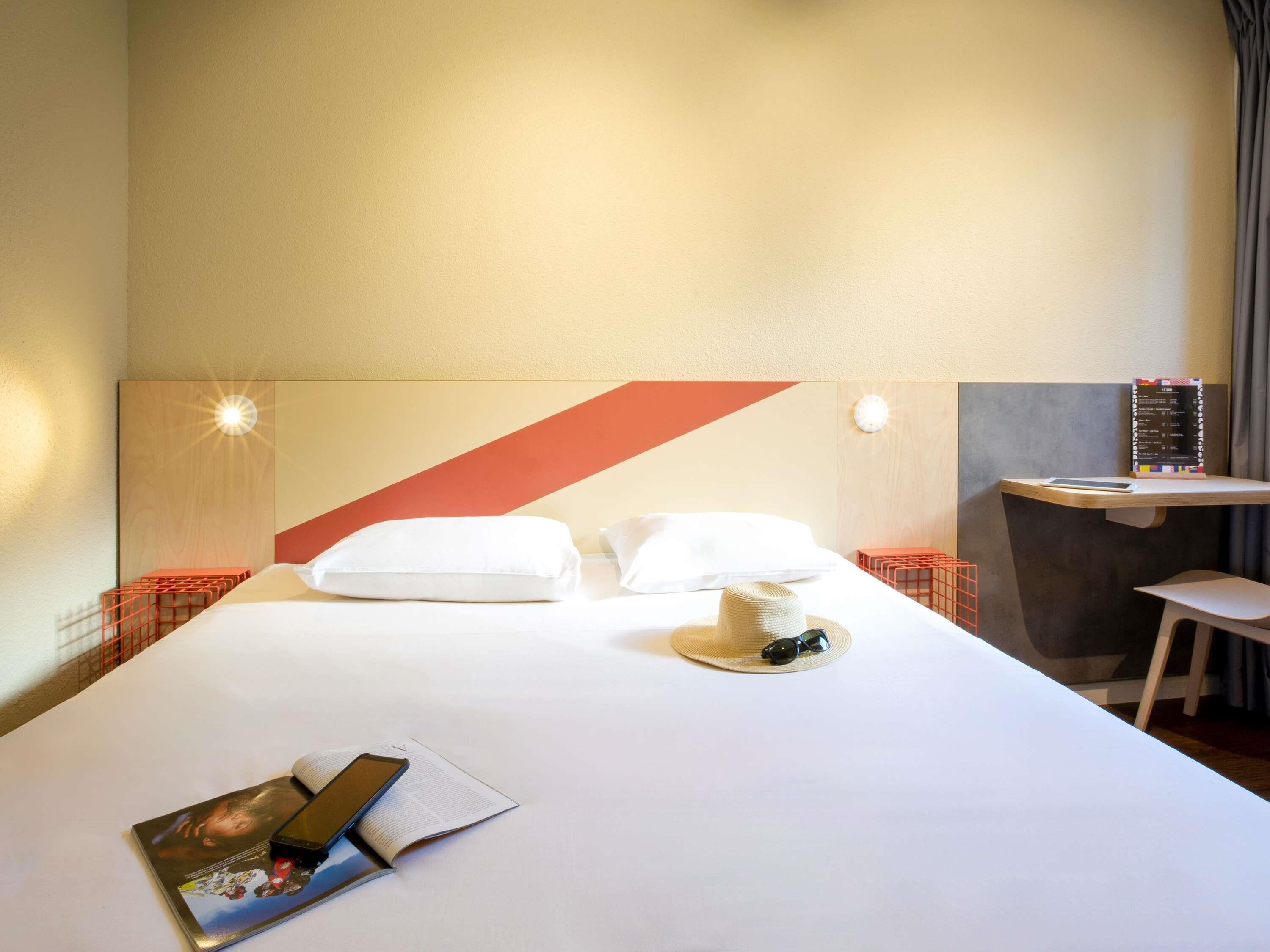 Escritorio, cortinas blackout, sistema de insonorización y cunas 