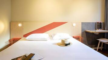 Escritorio, cortinas blackout, sistema de insonorización y cunas