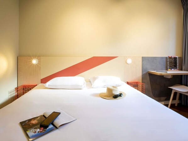 Desk, blackout drapes, soundproofing, cribs/infant beds - ibis budget Avignon Centre (Avignon)