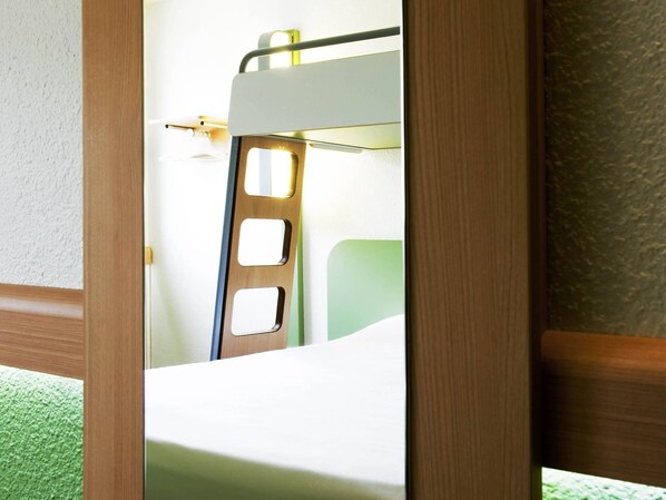Triple Room, Multiple Beds | Desk, blackout drapes, soundproofing, cribs/infant beds - ibis budget Avignon Centre (Avignon)
