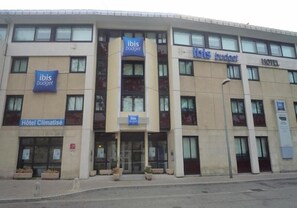 Vista frontal de la propiedad
