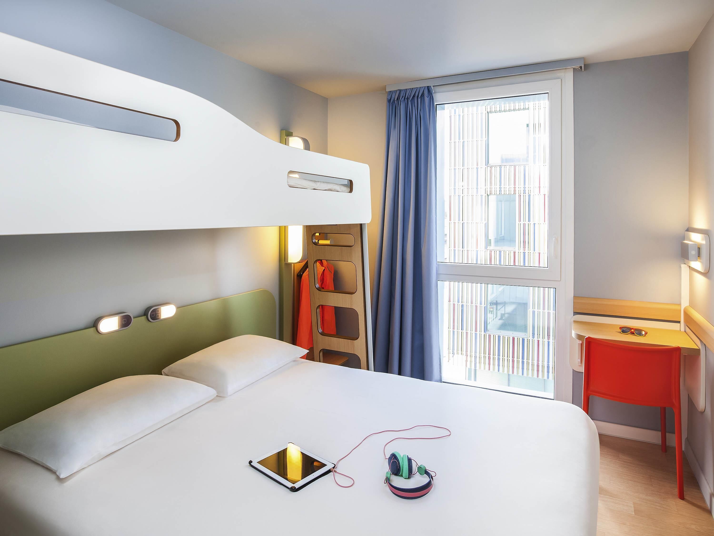 Dreibettzimmer, Mehrere Betten | Schreibtisch, schallisolierte Zimmer, kostenlose Babybetten