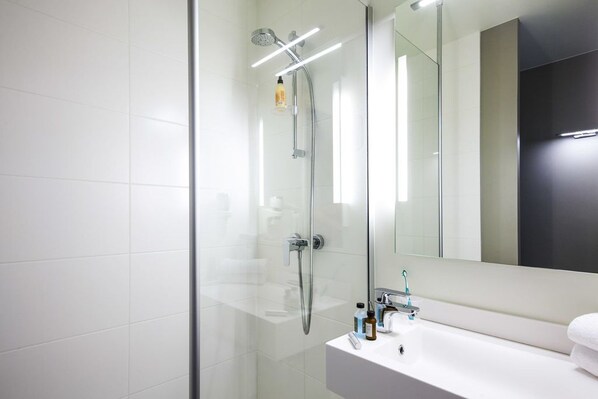 Triple Room, Multiple Beds | Desk, soundproofing, free cots/infant beds, free WiFi