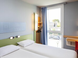 Desk, soundproofing, free cribs/infant beds, free WiFi