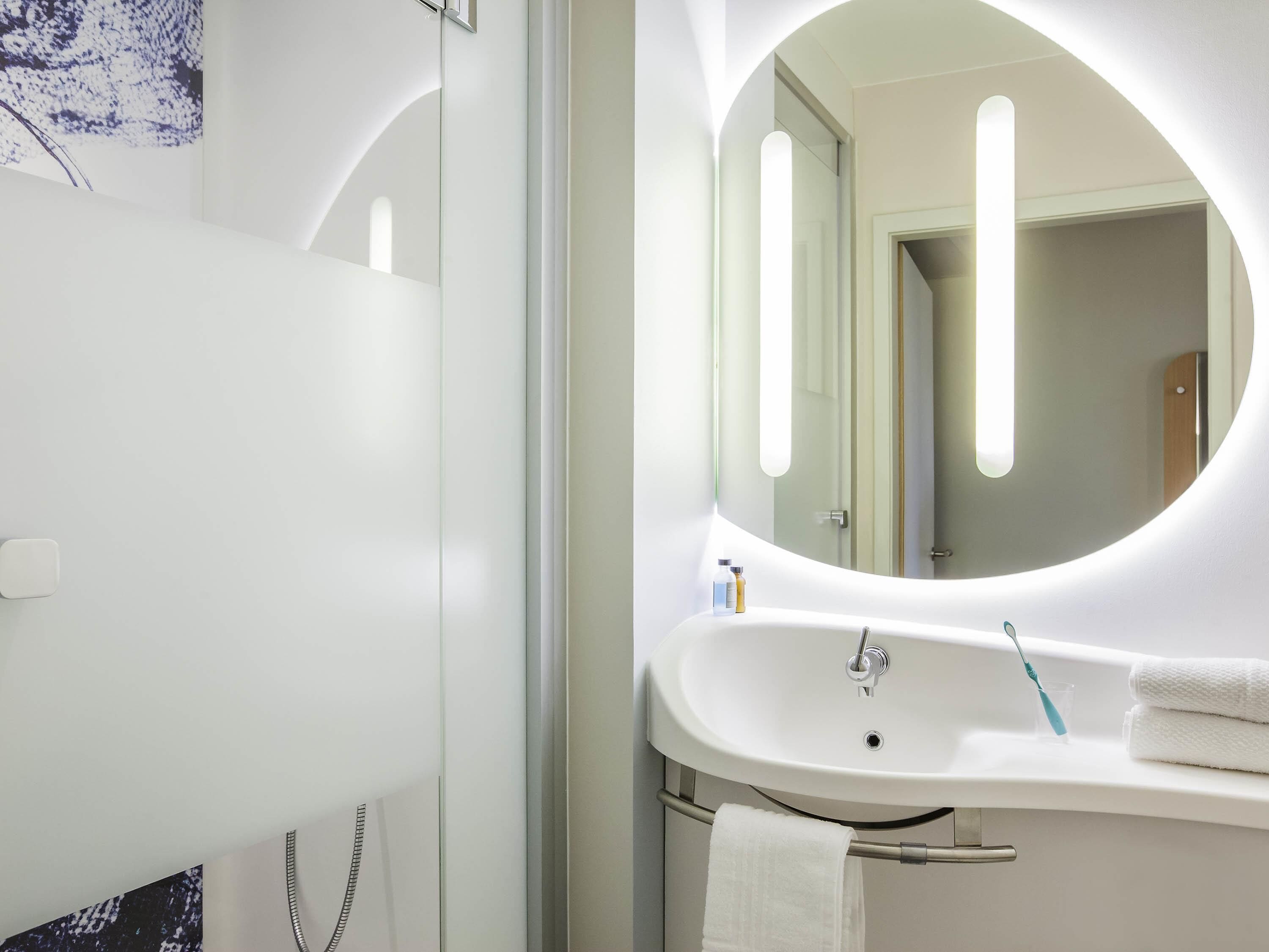 Desk, soundproofing, free cribs/infant beds, free WiFi