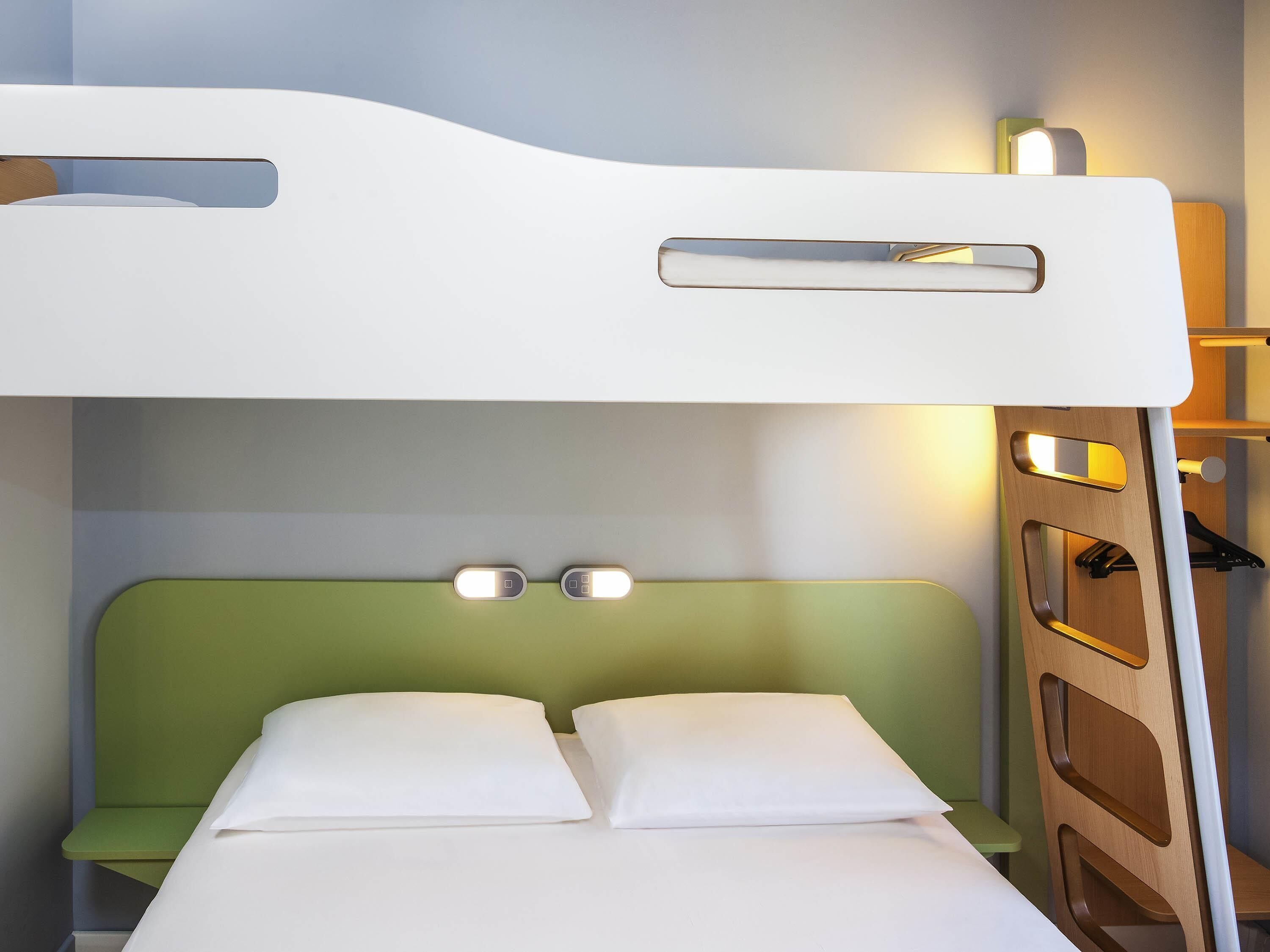 Habitación triple, varias camas | Escritorio, insonorización, cunas gratuitas y wifi gratis 