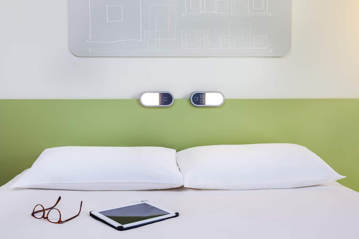 Escritorio, sistema de insonorización, cunas gratuitas y wifi gratis