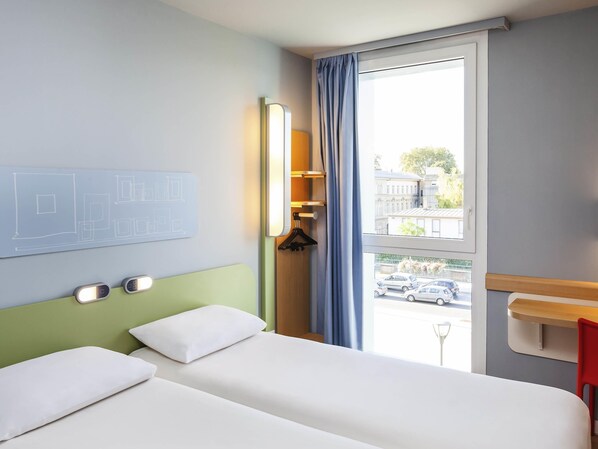 Desk, soundproofing, free cots/infant beds, free WiFi