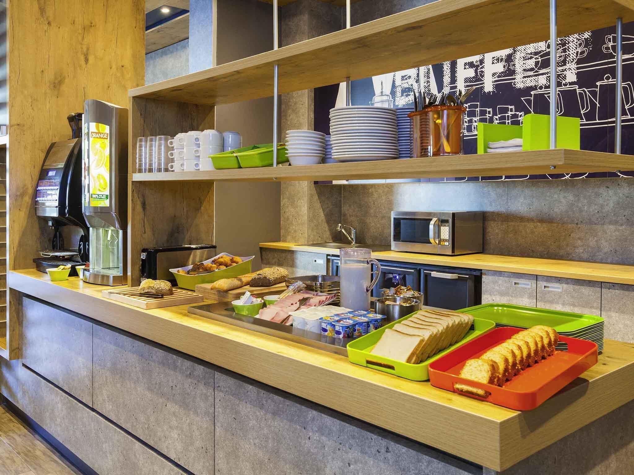 Petit déjeuner continental (7 EUR par personne)