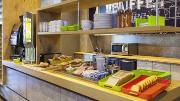 Petit déjeuner continental (7 EUR par personne)