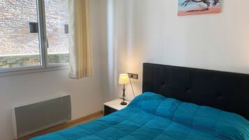 Familie appartement, 1 slaapkamer | 1 slaapkamer, een laptopwerkplek, een strijkplank/strijkijzer, wifi