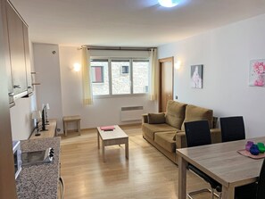 Departamento, 1 habitación | Área de sala de estar | Televisión 