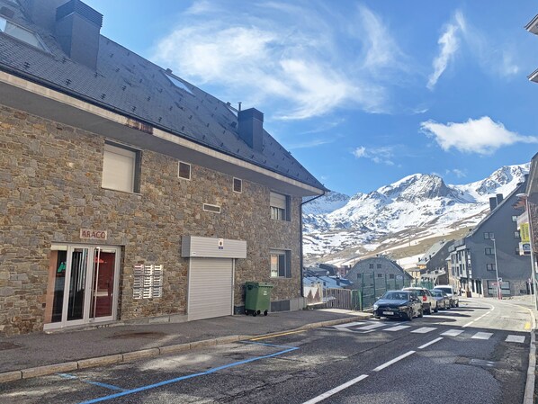 Vista frontal de la propiedad