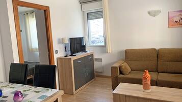 Apartamento, 1 habitación | Zona de estar | Una televisión