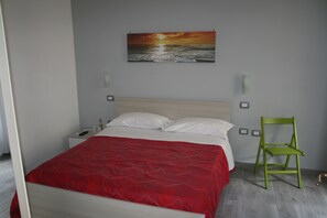 Tweepersoonskamer, en-suite badkamer | Luxe beddengoed, een bureau, verduisterende gordijnen, babybedden