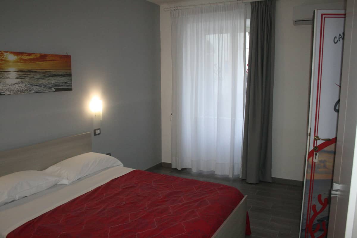 Double Room, Ensuite | Premium bedding, desk, blackout drapes, cribs (surcharge)