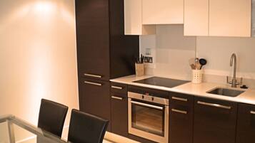 Refrigerador con congelador, microondas, horno y parrilla de estufa