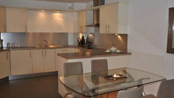 Refrigerador con congelador, microondas, horno y parrilla de estufa