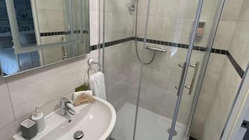 Chambre Double Supérieure (Purbecks) | Salle de bain | Douche, articles de toilette gratuits, sèche-cheveux