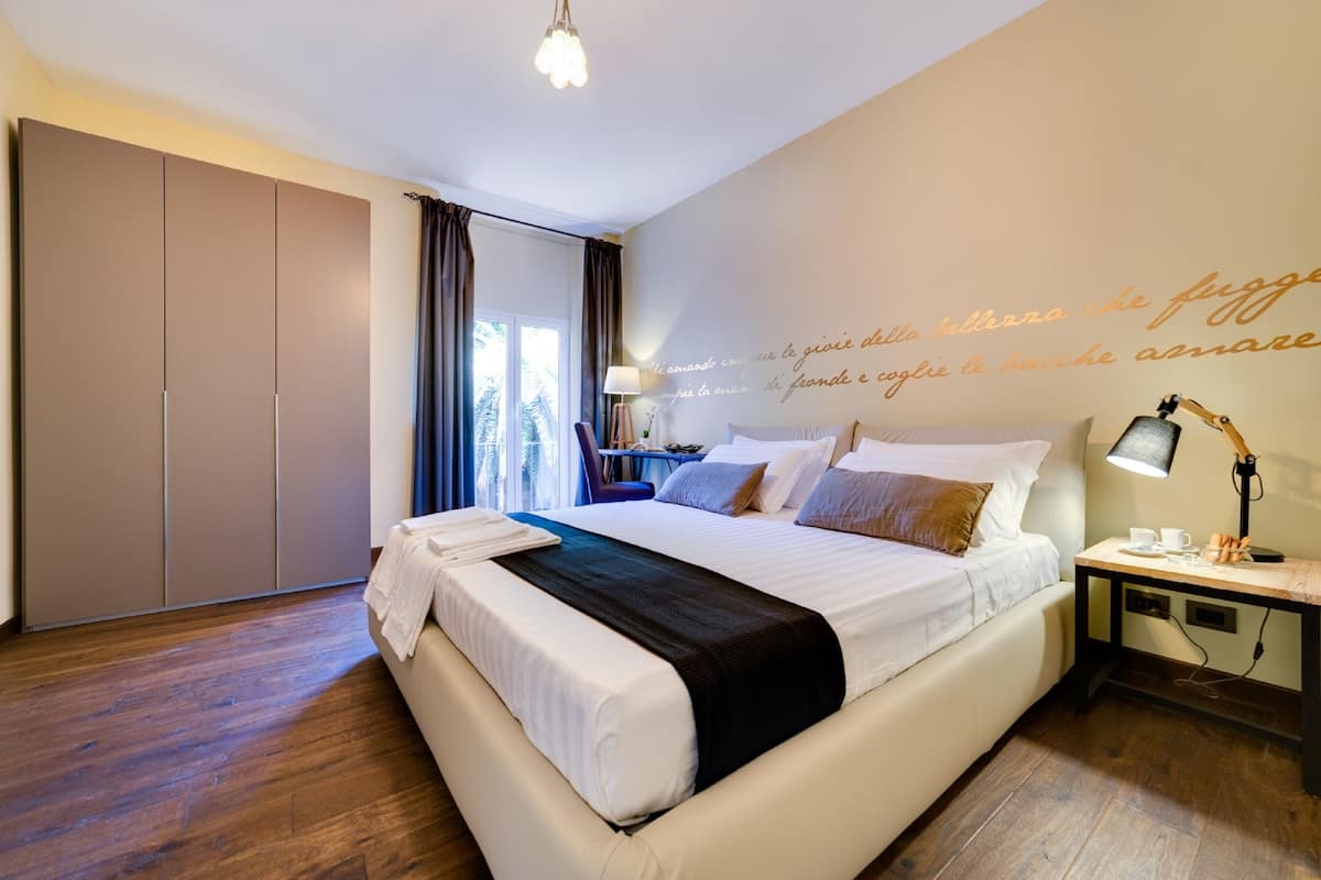 Luxe beddengoed, een minibar, een kluis op de kamer