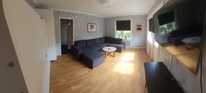 Leilighet – standard, balkong | Oppholdsområde | TV