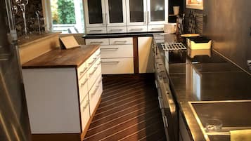 Grand Apartment | Private kitchen | Microwave, oven, coffee/tea maker, electric kettle