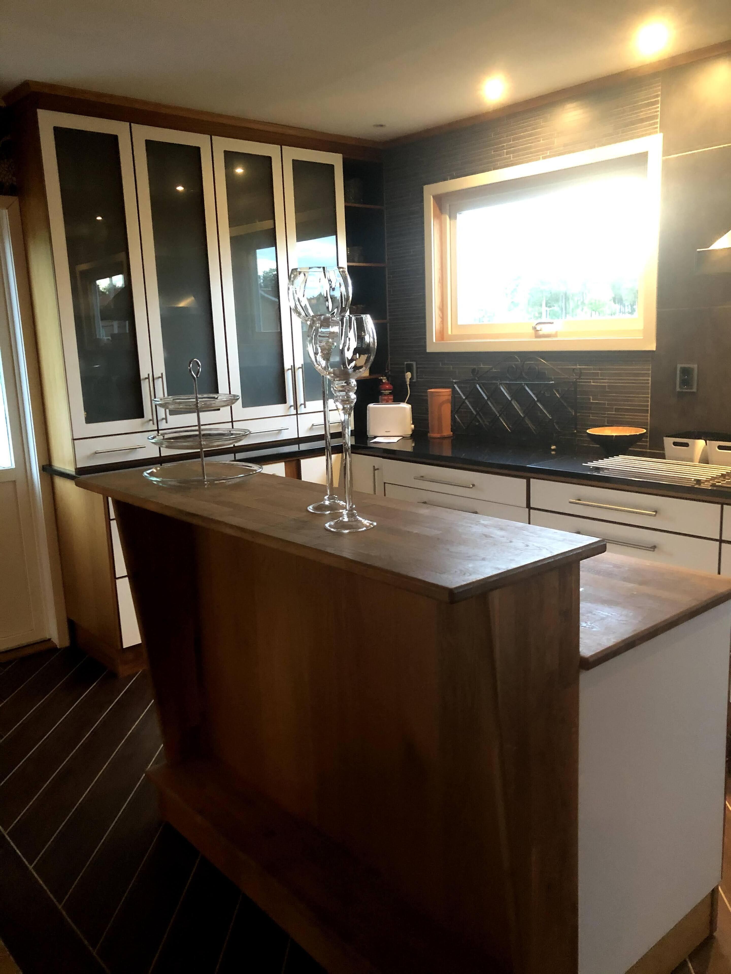 Microwave, oven, coffee/tea maker, electric kettle